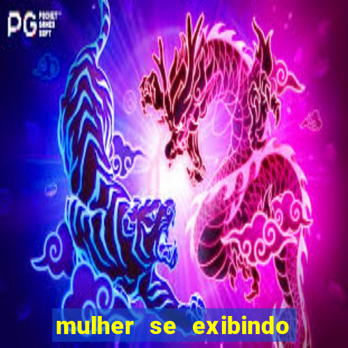 mulher se exibindo ao vivo